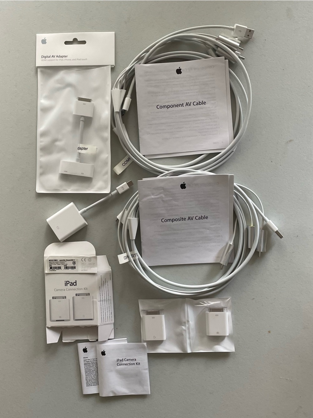 🍏 Vintage Apple 30-pin Media & Camera Adapter Bundle (5-Piece Lot)
